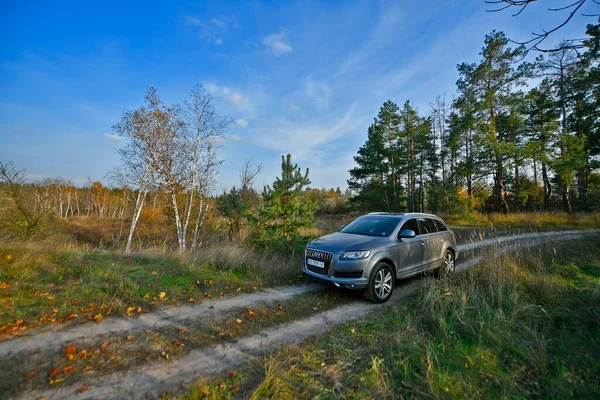 Ucrania Novomoskovsk Ciudad 2022 Audi Fuera Ciudad Conduce Por Caminos —  Fotos de Stock