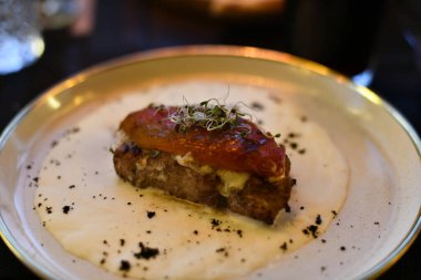 Biftek kalın bir kızarmış et parçasıdır. En iyi biftek dilimlerinden yapılan bir biftek genellikle sadece biftek olarak adlandırılır..