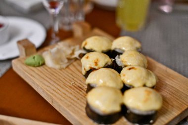 Pişmiş ekmekler sadece pişirilme şekillerinden farklıdır. Fırında yaklaşık 5-7 dakika pişerler. Bu durumda, örneğin kalın mayonez, kapelin havyarı ve ketçaptan özel bir sos kullanılır.. 