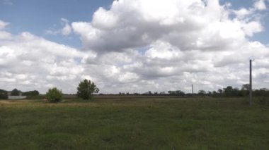 Güzel kırsal bulutlar. Korolevka, Ukrayna 'nın Dnipropetrovsk bölgesinin Novomoskovskiy ilçesine bağlı bir köydür..