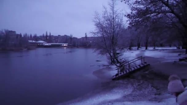 新しい年の前にぬれた雪 休日の前夜に雪の少なくともいくつかの気分 — ストック動画