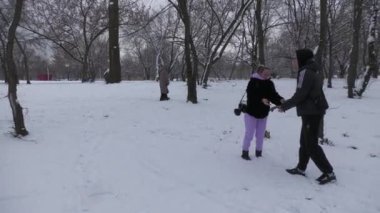 Ukrayna, Novomoskovsk 04.01.2023. Doğanın savaşı yok, doğa Ukrayna 'daki savaş sırasında insanlar için birkaç gün boyunca bir tatil düzenledi..