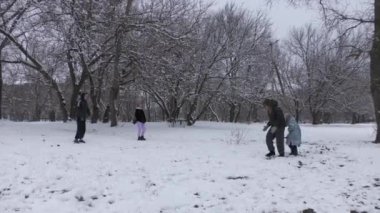 Ukrayna, Novomoskovsk 04.01.2023. Doğanın savaşı yok, doğa Ukrayna 'daki savaş sırasında insanlar için birkaç gün boyunca bir tatil düzenledi..