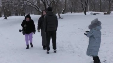 Ukrayna, Novomoskovsk 04.01.2023. Doğanın savaşı yok, doğa Ukrayna 'daki savaş sırasında insanlar için birkaç gün boyunca bir tatil düzenledi..