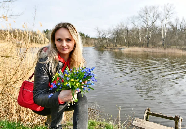 Anne Kızı Ilk Bahar Çiçeklerini Topladı — Stok fotoğraf
