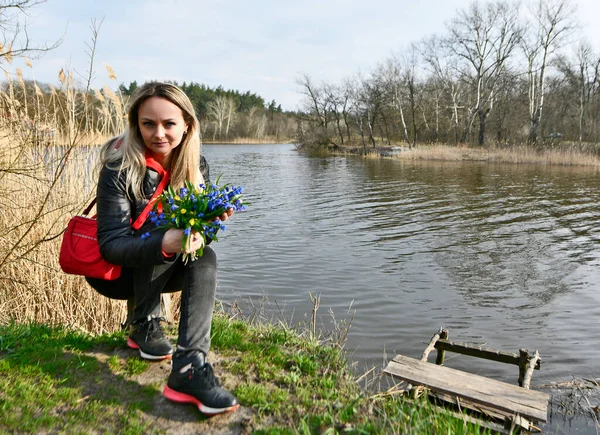 Anne Kızı Ilk Bahar Çiçeklerini Topladı — Stok fotoğraf