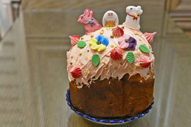 Ev yapımı Paskalya kek ve Paskalya yumurtaları.