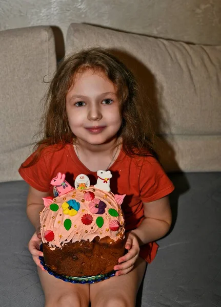 Дитяча Дівчинка Великоднім Тортом Святі Великодня — стокове фото