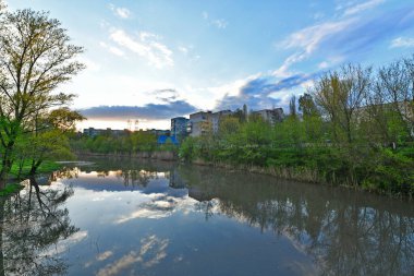 Samara Nehri, Novomoskovsk, Ukrayna kıyıları boyunca bahar manzaraları.