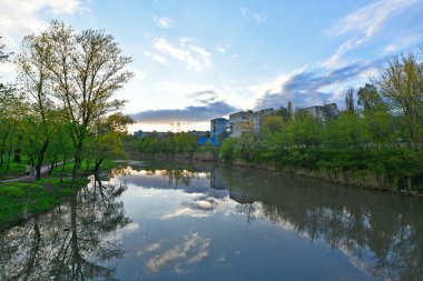 Samara Nehri, Novomoskovsk, Ukrayna kıyıları boyunca bahar manzaraları.