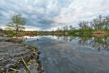 Samara Nehri, Novomoskovsk, Ukrayna kıyıları boyunca bahar manzaraları.