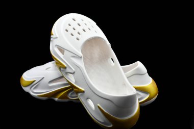 Timsahlar günlük giysiler için tasarlanmış şık hafif yaz ayakkabılarıdır. Ayakkabıların çok güzel bir görünüşü var, çok rahat ve giyimi rahat..