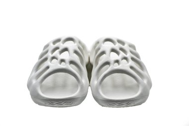 Sırtı olmayan takunyalı yaz ayakkabıları. Rahat olmak, yüksek topuklulara iyi bir alternatiftir..