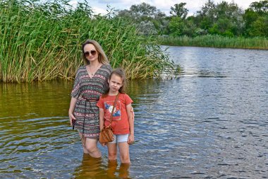 Bir tatil köyünde aile tatili, kadın, kız çocuğu.
