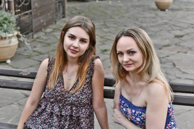 Çocuklu genç bir aile bir yaz akşamı restoranda yemek yiyor..