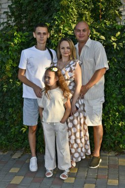 Anne, baba, kız ve oğlanın aile fotoğrafı. koca.