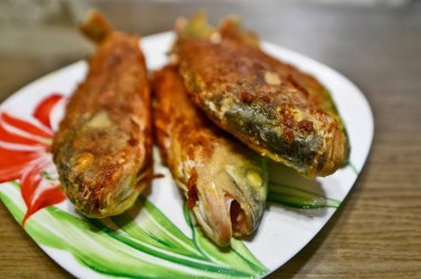 Kızartma tavasında köy usulü kızarmış nehir levreği..