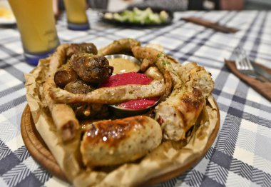 Etli sıcak tava, farklı et türlerinden çeşitli sosisler..