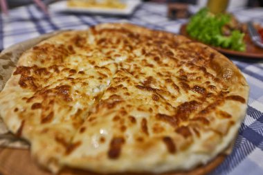 Khachapuri bir Gürcü mutfağı, ulusal un ürünü, peynirli çörek..