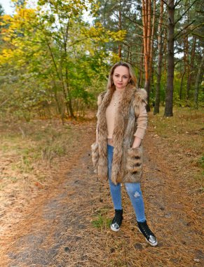 Sonbahar ormanlarında barbekü yapan kadınlar, sonbahar yapraklarında fotoğraf çekiyorlar..