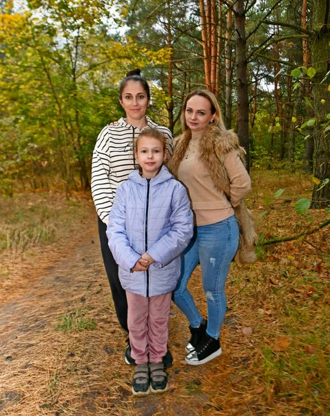 Sonbahar ormanlarında barbekü yapan kadınlar, sonbahar yapraklarında fotoğraf çekiyorlar..