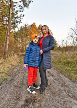 Aile ormanda yürüyor ve temiz havanın ve doğanın tadını çıkarıyor..