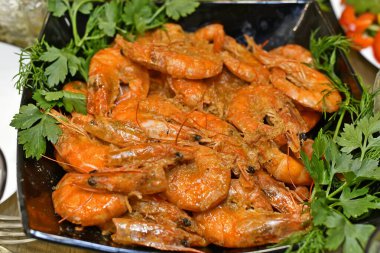 Karides ya da gerçek karides, Decapods tarikatından kabukluların bir alt siparişidir. Tüm dünyanın denizlerine yayılmış pek çok tür tatlı sularda ustalaşmıştır..