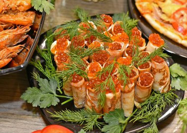 İlk yemek, hafif bir aperatif, resmi yemekten bir buçuk saat önce başka bir odada servis ediliyor..