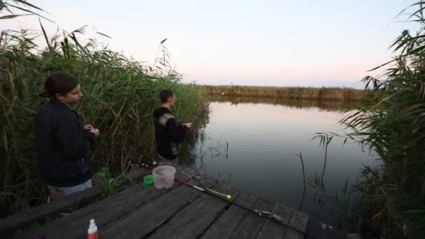 Jovens Vão Pesca Primavera Noite Aldeia — Vídeo de Stock
