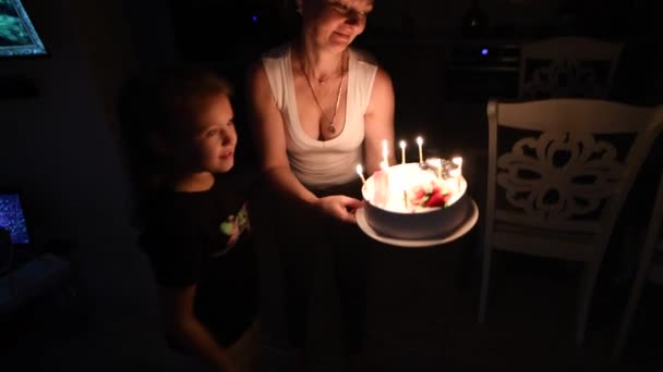 娘と母親は誕生日に父と夫を祝福する — ストック動画