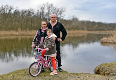 Aile bahar çiçeği toplamak için şehir dışına, nehir kıyısındaki ormana gitti..