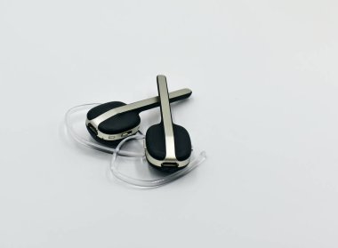 Kulaklık, mikrofonlu (laryngophone) kulaklıkların bir kombinasyonudur ve operatörün kafasına veya kıyafetine bağlanmak için elementler içerir (kullanıcı)..