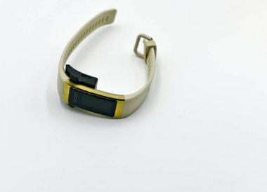 Etkinlik takip cihazı, bir kişinin hareketlerini ve fiziksel tepkilerini ölçen ve iyileştiren bir cihazın üzerindeki elektronik cihaz veya uygulamadır..