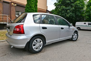 Ukrayna Dnipropetrovsk bölgesi şehri Novomoskovsk 06.15.2024. Honda Civic, Japon Honda Motor firması tarafından üretilen geniş ve çeşitli bir yolcu otomobili ailesidir..
