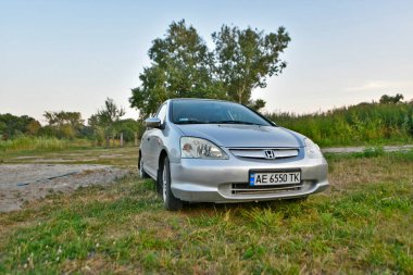 Ukrayna Dnipropetrovsk bölgesi şehri Novomoskovsk 06.15.2024. Honda Civic, Japon Honda Motor firması tarafından üretilen geniş ve çeşitli bir yolcu otomobili ailesidir..