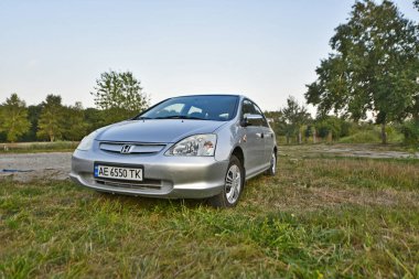 Ukrayna Dnipropetrovsk bölgesi şehri Novomoskovsk 06.15.2024. Honda Civic, Japon Honda Motor firması tarafından üretilen geniş ve çeşitli bir yolcu otomobili ailesidir..