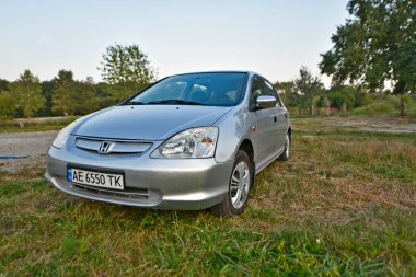 Ukrayna Dnipropetrovsk bölgesi şehri Novomoskovsk 06.15.2024. Honda Civic, Japon Honda Motor firması tarafından üretilen geniş ve çeşitli bir yolcu otomobili ailesidir..