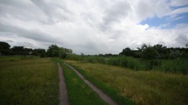 Nehir kıyısı boyunca güzel kırsal manzaralar. Samara Nehri, Ukrayna 'nın en büyük nehri olan Dinyeper' in sol koludur. Kökeni, Donetsk Oblastı 'nın batısındaki Veselaya Gora adlı küçük bir köyden geliyor..