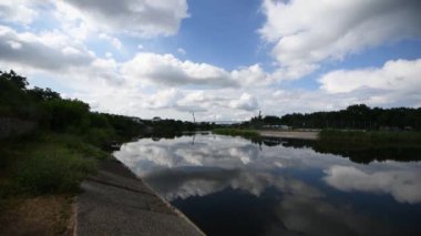 Nehir kıyısı boyunca güzel kırsal manzaralar. Samara Nehri, Ukrayna 'nın en büyük nehri olan Dinyeper' in sol koludur. Kökeni, Donetsk Oblastı 'nın batısındaki Veselaya Gora adlı küçük bir köyden geliyor..