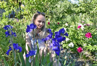 İlkbaharda güzel bir kadın ve güzel bir süsen çiçeği..