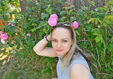 Baharda güzel bir kadın güzel çiçeklerle güllerle.