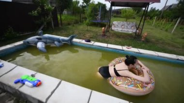 Yazın, aile rahatlar ve kırsalda eğlenir..