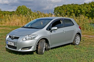 Ukrayna 'nın Dnipropetrovsk bölgesi Novomoskovsk şehri 12 / 10 / 2024. Toyota Auris nehir kıyısındaki arabanın fotoğraf çekimi. Araba öncelikle Avrupalı tüketicileri hedef almakla birlikte, hem Avrupa 'da, hem İngiltere' deki Toyota fabrikalarında ve Japonya 'da üretilmektedir..