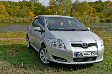 Ukrayna 'nın Dnipropetrovsk bölgesi Novomoskovsk şehri 12 / 10 / 2024. Toyota Auris nehir kıyısındaki arabanın fotoğraf çekimi. Araba öncelikle Avrupalı tüketicileri hedef almakla birlikte, hem Avrupa 'da, hem İngiltere' deki Toyota fabrikalarında ve Japonya 'da üretilmektedir..