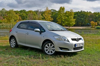 Ukrayna 'nın Dnipropetrovsk bölgesi Novomoskovsk şehri 12 / 10 / 2024. Toyota Auris nehir kıyısındaki arabanın fotoğraf çekimi. Araba öncelikle Avrupalı tüketicileri hedef almakla birlikte, hem Avrupa 'da, hem İngiltere' deki Toyota fabrikalarında ve Japonya 'da üretilmektedir..
