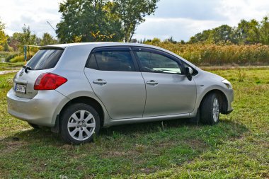 Ukrayna 'nın Dnipropetrovsk bölgesi Novomoskovsk şehri 12 / 10 / 2024. Toyota Auris nehir kıyısındaki arabanın fotoğraf çekimi. Araba öncelikle Avrupalı tüketicileri hedef almakla birlikte, hem Avrupa 'da, hem İngiltere' deki Toyota fabrikalarında ve Japonya 'da üretilmektedir..