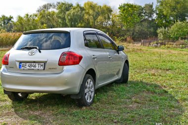 Ukrayna 'nın Dnipropetrovsk bölgesi Novomoskovsk şehri 12 / 10 / 2024. Toyota Auris nehir kıyısındaki arabanın fotoğraf çekimi. Araba öncelikle Avrupalı tüketicileri hedef almakla birlikte, hem Avrupa 'da, hem İngiltere' deki Toyota fabrikalarında ve Japonya 'da üretilmektedir..