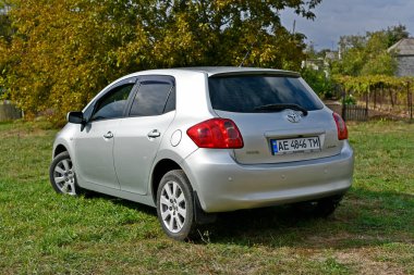 Ukrayna 'nın Dnipropetrovsk bölgesi Novomoskovsk şehri 12 / 10 / 2024. Toyota Auris nehir kıyısındaki arabanın fotoğraf çekimi. Araba öncelikle Avrupalı tüketicileri hedef almakla birlikte, hem Avrupa 'da, hem İngiltere' deki Toyota fabrikalarında ve Japonya 'da üretilmektedir..
