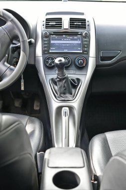 Ukrayna 'nın Dnipropetrovsk bölgesi Novomoskovsk şehri 12 / 10 / 2024. Toyota Auris nehir kıyısındaki arabanın fotoğraf çekimi. Araba öncelikle Avrupalı tüketicileri hedef almakla birlikte, hem Avrupa 'da, hem İngiltere' deki Toyota fabrikalarında ve Japonya 'da üretilmektedir..