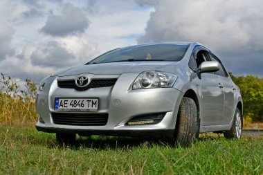 Ukrayna 'nın Dnipropetrovsk bölgesi Novomoskovsk şehri 12 / 10 / 2024. Toyota Auris nehir kıyısındaki arabanın fotoğraf çekimi. Araba öncelikle Avrupalı tüketicileri hedef almakla birlikte, hem Avrupa 'da, hem İngiltere' deki Toyota fabrikalarında ve Japonya 'da üretilmektedir..